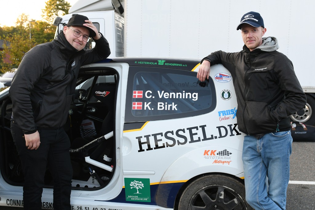 Selv om der er fart i den rappe Renault Twingo R2 savner Casper Venning noget med endnu mere fart for bedre at kunne tage kampen op med konkurrenterne. Twingoen har fået ny karrosse, nye bremser, forbedret undervogn og nyrenoveret motor, men Casper Venning drømmer om noget andet og mere, så han for alvor kan komme i clinch med førertruppen.
(Foto: specialpress@gmail.com)
